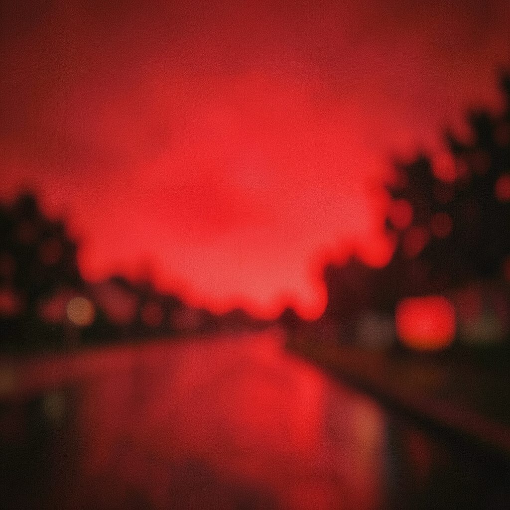 هاتف ذكي حديث بتصميم أنيق موضوع على سطح داكن، بإضاءة خافتة وألوان رمادية وسوداء تعكس جواً تقنياً هادئاً